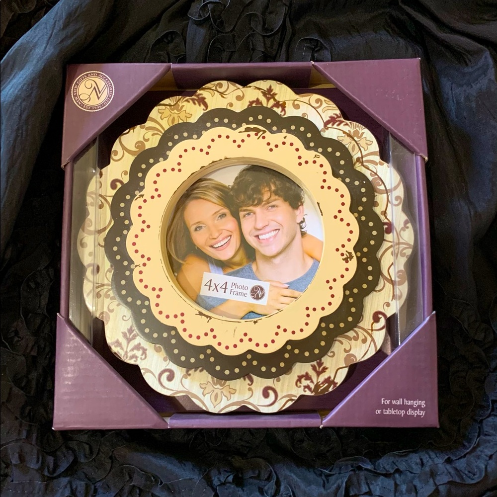 Circular Scalloped Edge 4x4 Picture Frame